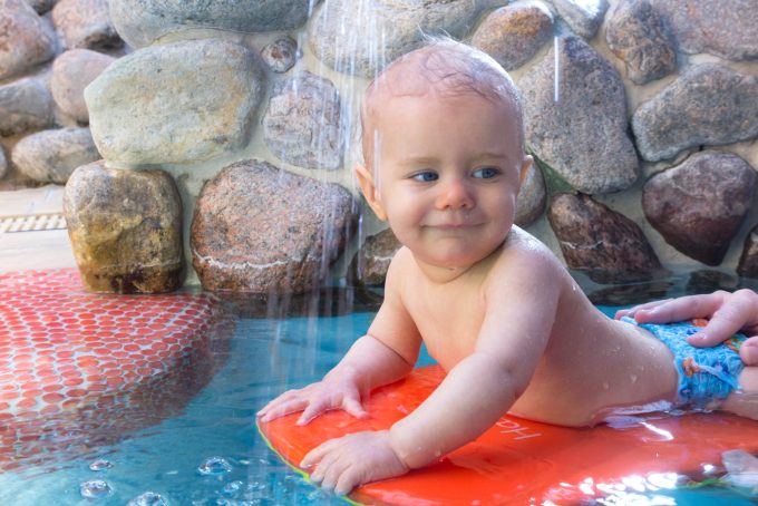 Babyschwimmen im Beckenbereich