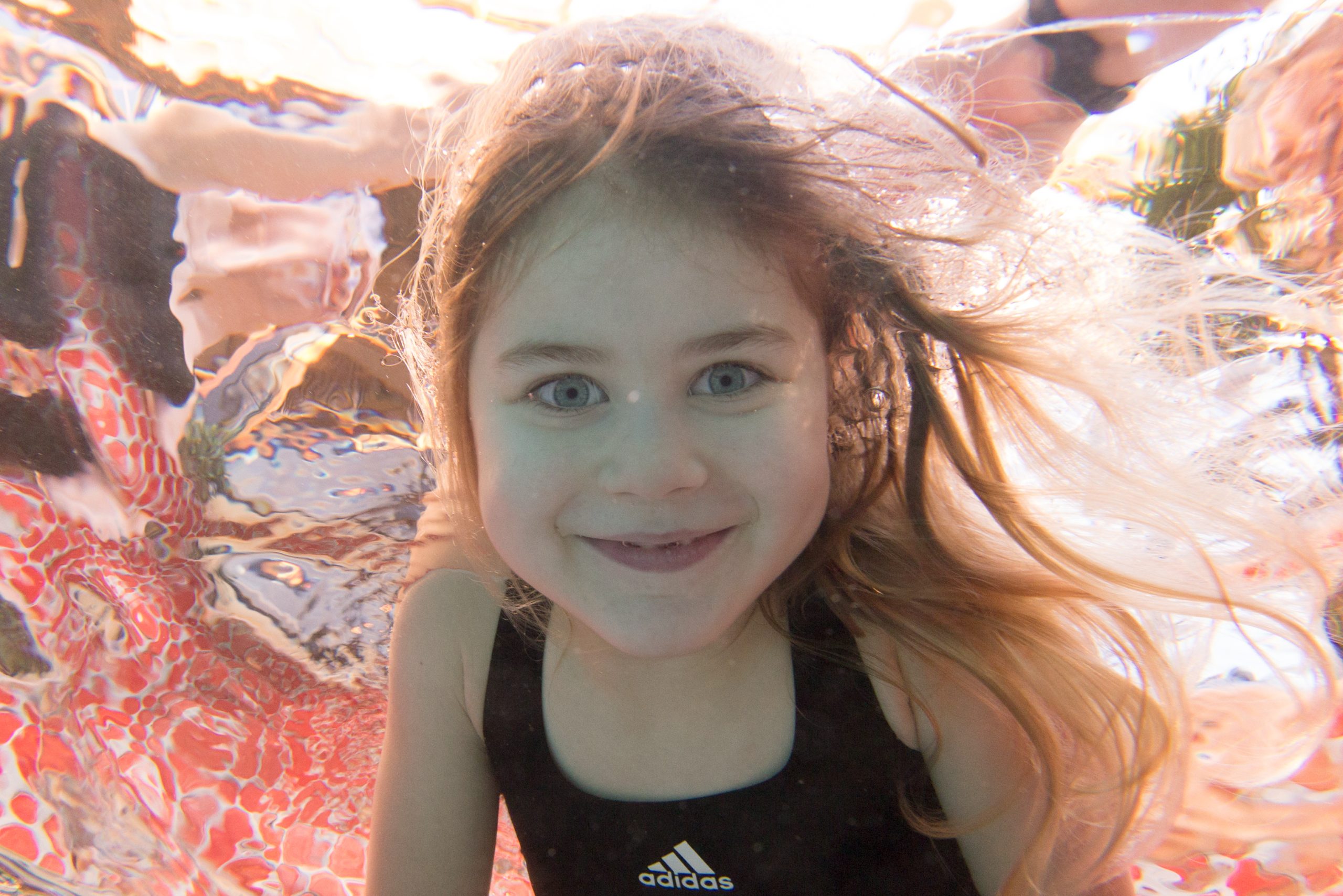 Große Piraten im Schwimmbecken