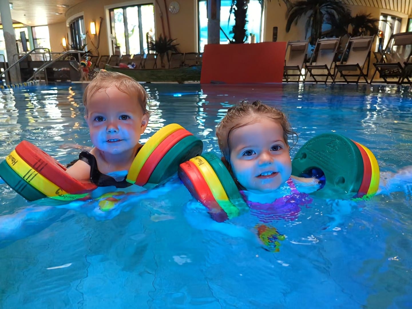 Kleine Piraten im Wasser